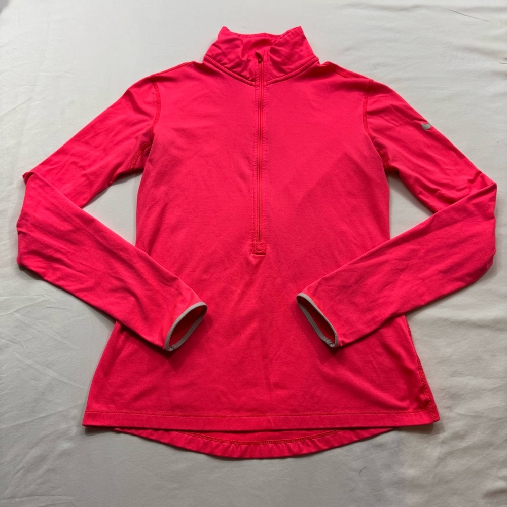 281.‎ Women’s Nike Pink Fitted Long Sleeve 1/4 zip (M)